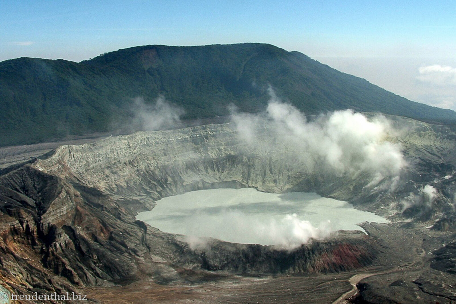 Blick in den dampfenden Krater des Poás Vulkans in Costa Rica