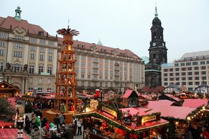 Blick vom Schwibbogen über den Striezelmarkt zur Kreuzkirche