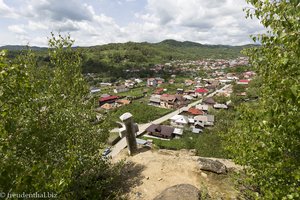 Aussicht vom Rabenfelsen auf das Dorf Corbi in Rumänien