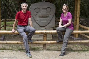 Lars und Anne vor einer Steinskulptur im Archaeological Park von San Agustin