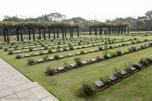 Gräber auf dem Soldatenfriedhof von Htaukkyant bei Yangon
