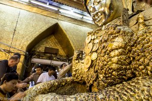 mit Blattgold verklebte Mahamuni-Statue in Mandalay