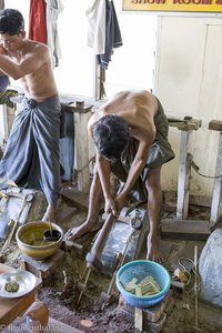 Knochenarbeit der Goldschläger in der Blattgoldhämmerei von Mandalay