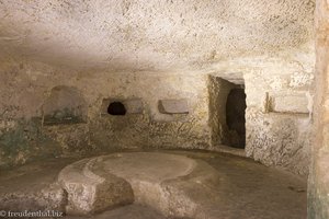 Steintisch in den St. Paul's Catacombs von Ir-Rabat