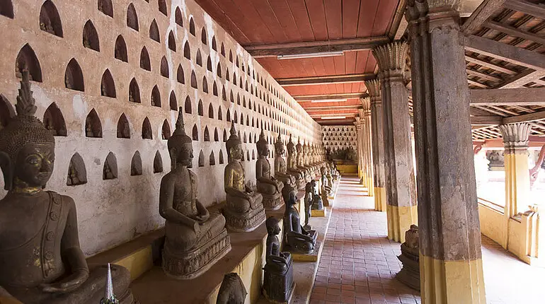 im Wandelgang des Wat Sisaket von Vientiane