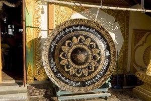 großer Gong bei der Kyaik Than Lan Pagode von Mawlamyaing