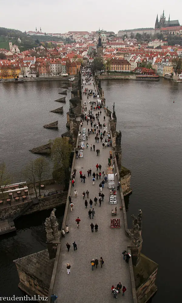 Blick auf Karlsbrücke von Prag