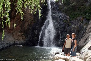 Annette und Lars vor dem größten Becken des Asgaour-Wasserfall.