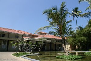 Eingangsbereich des Hotels mit großem Teich