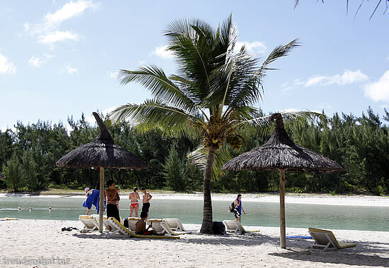 Strand mit Sonnenschirmen auf der Île aux Cerfs