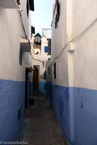 Rue Zirara, eine der blauen Gassen der Kasbah des Oudaias in Rabat