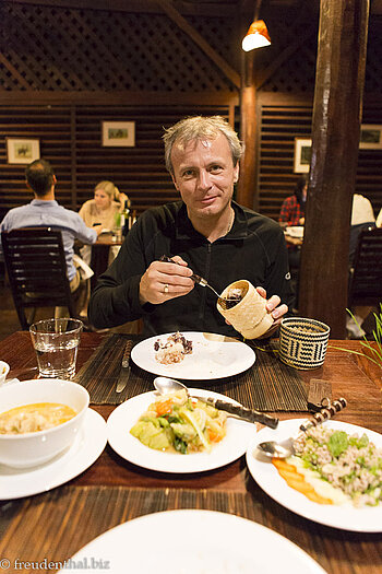 Lars beim Weihnachtsessen in der Luang Say Lodge