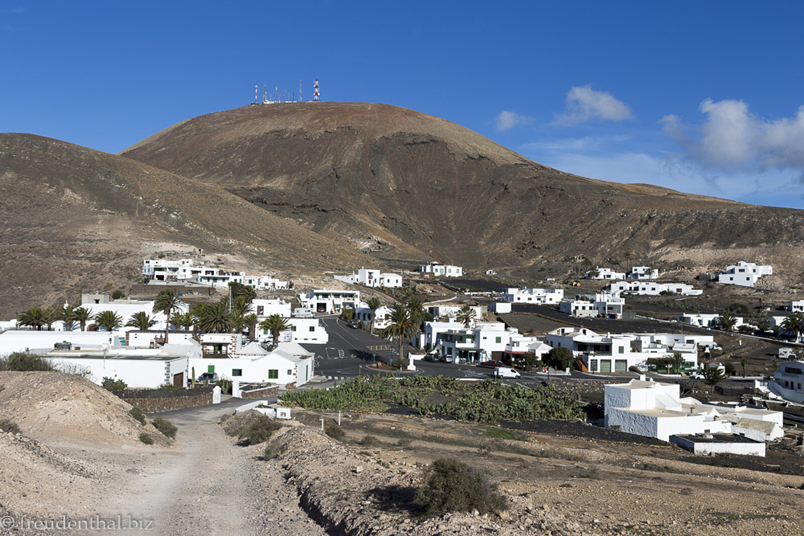 Weiße Häuser im Bergdorf Femés auf der Kanareninsel Lanzarote