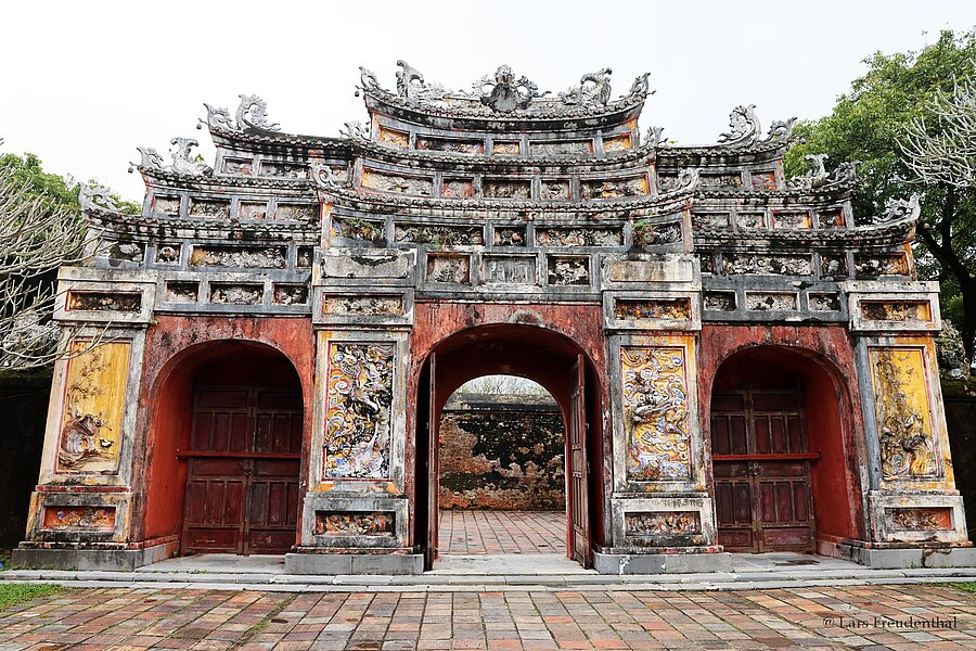 Miếu-Môn-Tor zum Ahnentempel in der Zitadelle von Hué