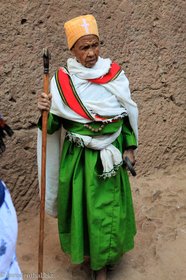 Nonne bei der Welterlöserkirche in Lalibela