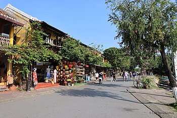 Straße zwischen der Altstadt Hội Ans und dem Fluss Thu Bồn