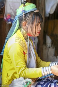 Eine der wenigen jungen Langhalsfrauen am Inle-See