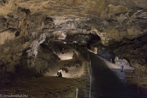 Lavahöhlen wie auch gleichzeitig Kalksteinhöhlen im Exotic Hallim Park