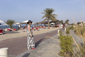 Anne an der Strandpromenade des Rotana Resort