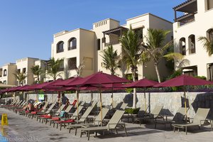 Liegen am Pool des Rotana Resorts