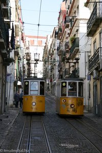 in der Mitte treffen sich die beiden Bahnen des Elevador da Bica