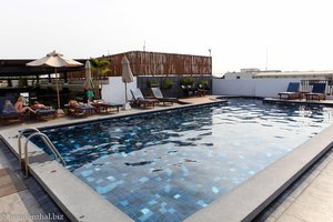 Pool auf der Dachterrasse vom Navalai River Resort