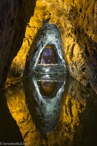 Solewasser mit Spiegelungen in den Salzminen von Nemocón