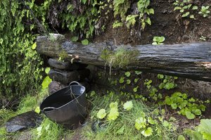 Im Kiefernholztrog sammelten die Awarita das Wasser.