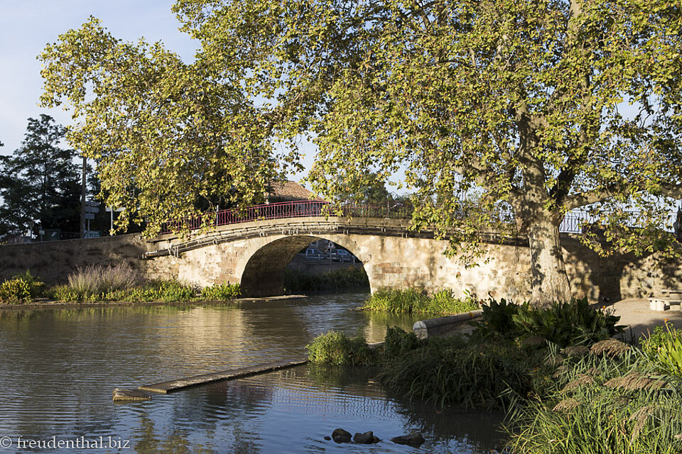 die Bogenbrücke von Ventenac am Canal du Midi