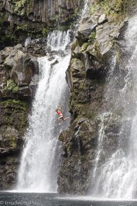 hier springt jemand von den Felsen