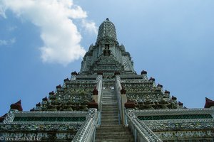 Phra Prang im Mittelpunkt vom Wat Arun von Bangkok
