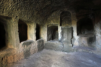 ... und in das Grab Nummer 7 von Nea Paphos