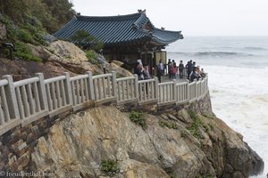 Hongnyeonam auf einer Felsklippe über dem südkoreanischen Ostmeer