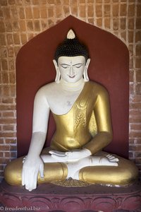Buddha-Figur im Tempelfeld von Bagan