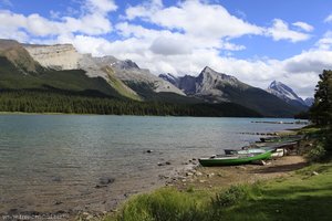 Kanus am Maligne Lake