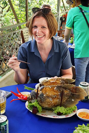 Annette beim Fischessen auf An Binh, Mekong