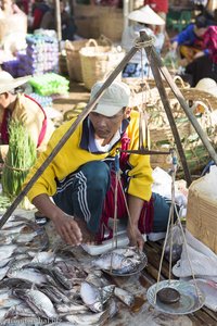 Fischverkäufer beim Fünf-Tage-Markt am Inle-See