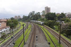 Über den Gleisen der Metro von Medellín.
