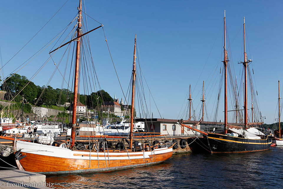Schiffe im Hafen an der Bucht von Pipervika in Oslo