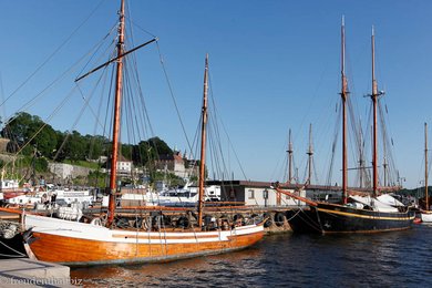 Schiffe im Hafen an der Bucht von Pipervika