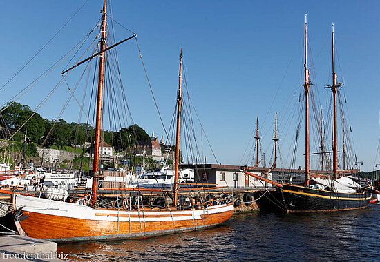 Schiffe im Hafen bei Aker Brygge
