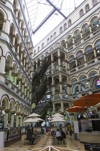 Die romantischen Arkaden im Palacio Nacional von Medellín.