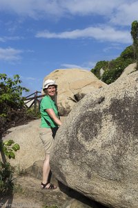 Anne zwischen den Felsen am Strand im Tayrona Nationalpark.