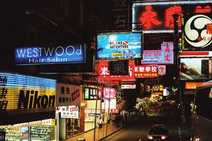 nächtliche Einkaufsstraße in Hongkong
