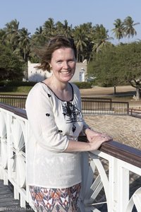 Anne auf der Brücke über die Lagune Khor Al Baleed bei Salalah