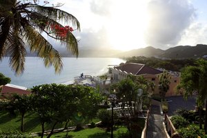Blick über die Anlage vom Flamboyant Hotel in den Grand Anse