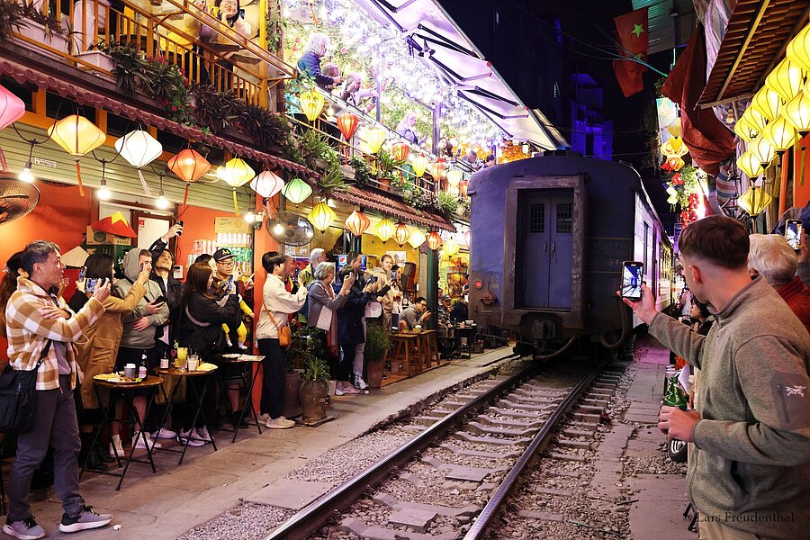 Fahrt des Zugs durch die Train Street Hanoi