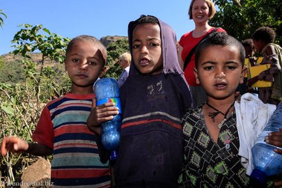 Kinder beim Brunnen von Addis Zemen