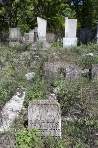 die alten Gräber außerhalb der Friedhofsmauer - jüdischer Friedhof von Orhei