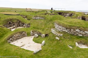 Mit Gras überwachsene Steinzeitsiedlung von Skara Brae